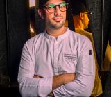 hombre con gafas y gorra negra y chaqueta de chef