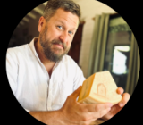 hombre con un queso en la mano